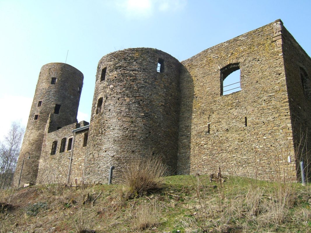 Vue extérieure du château de Burg-Reuland sur le territoire de la Communauté germanophone.